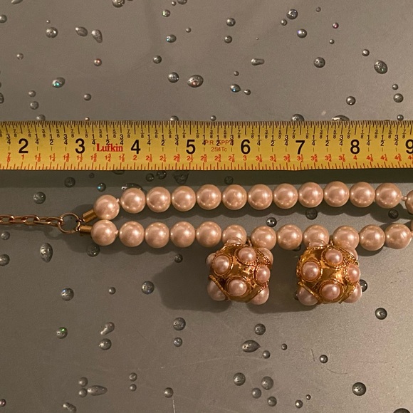 ESCADA COUTURE SIGNED 2 ROWS OF LARGE PEARLS WITH 2 CHARMS STATEMENT PIECE - Picture 7 of 7